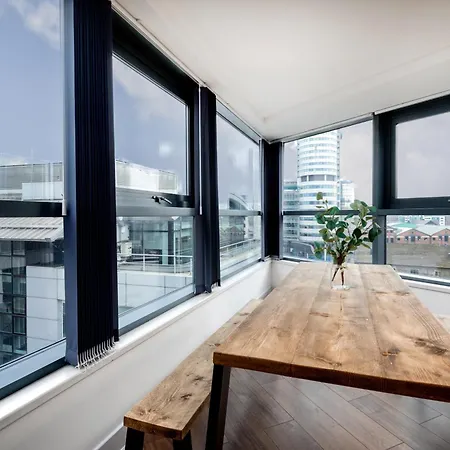 The Curated Corner 리즈