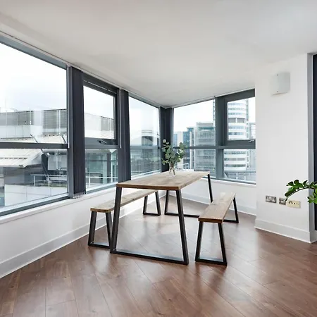 The Curated Corner 리즈