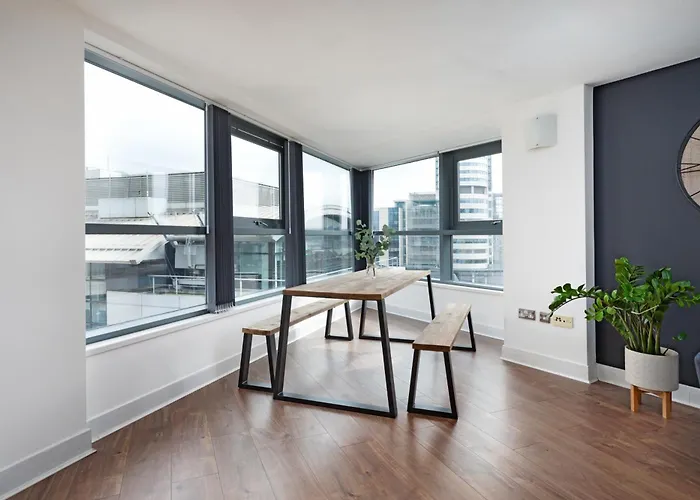 The Curated Corner Лідс